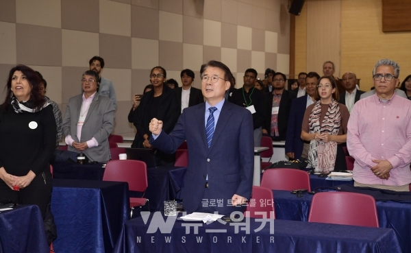 정종제 광주광역시 행정부시장이 2일 오후 서구 김대중컨벤션센터에서 열린 제9회 세계인권도시포럼 폐회식에서 참석자들과 '임을 위한 행진곡'을 부르고 있다.