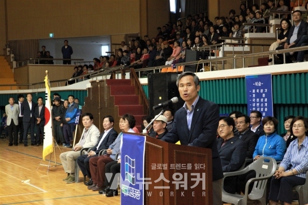 축사하는 김승남 지역위원장