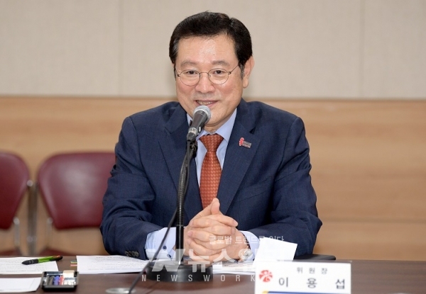 이용섭 시장이 광주 인공지능 대표도시 만들기 추진위원회에서 발언하고 있다.