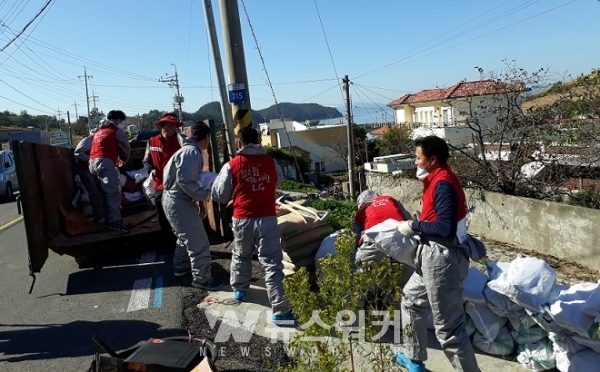 지난 31일 LG화학 VCM공장 봉사단원들이 화양면 감도마을 취약세대를 방문하여 쓰레기 수거활동을 했다.