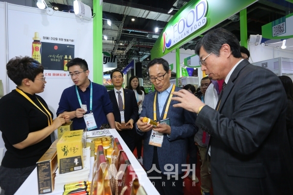 한국관 참가업체를 살펴보고 있는 이병호 사장(우측에서 2번째)