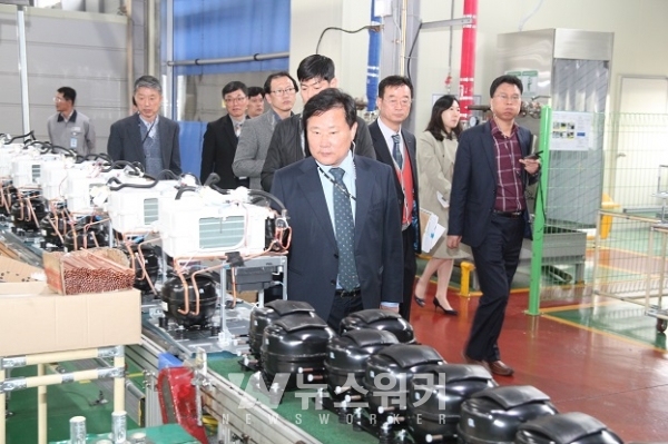 김성진 광주테크노파크 원장이 관내 산업현장을 방문해 생산되는 제품을 둘러보고 있다.