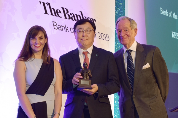 [사진]KEB하나은행은 지난 28일(현지 시각) 글로벌 금융전문 매체 더 뱅커(The Banker)지(誌)가 영국 런던 쉐라톤 그랜드 런던 파크 레인 호텔에서 개최한 올해의 은행상(Bank of the Year Awards 2019) 시상식에서 대한민국 최우수 은행상 (Bank of the Year 2019 in Korea)을 수상했다. 박찬범 KEB하나은행 런던지점장(사진 가운데)이 시상식에서 킴벌리 롱 더 뱅커(The Banker)지(誌) 아시아편집장(사진 맨 왼쪽 Kimberly Long, Asia Editor), 마이클 버크 BBC 저널리스트(사진 맨 오른쪽Michael Buerk, Broadcast Journalist BBC)와 함께 기념촬영을 하고 있다.