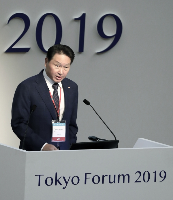 <사진설명>최태원 SK 회장이 6일 일본 도쿄대에서 열린 '도쿄포럼 2019' 개막식에서 연설을 하고 있다.