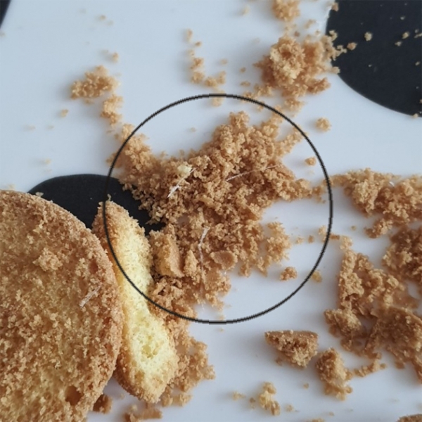 이마트 노브랜드 상품인 계란과자에서 또 다시 이물질이 발견돼 논란이 예고되고 있다. 사진_인터넷 커뮤니티