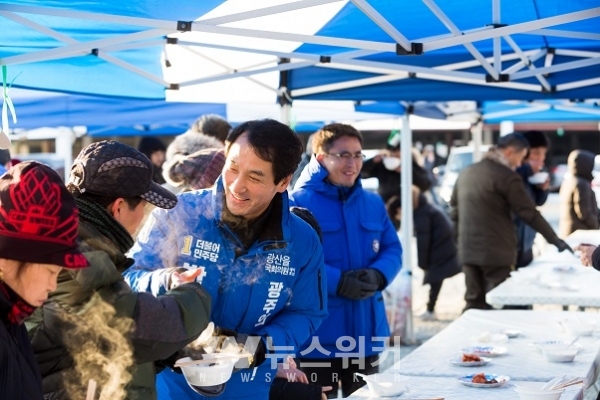 박시종 광산(을) 예비후보가 새해맞이 떡국을 나누며 주민들과 덕담하고 있다.