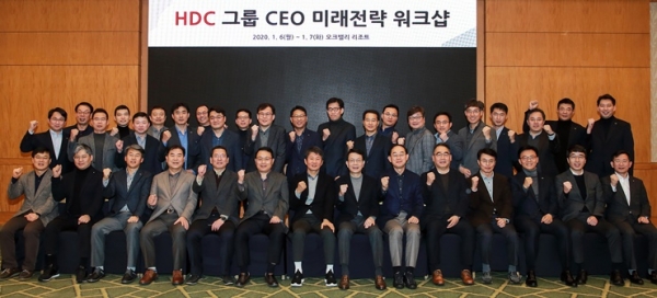 HDC그룹은 ‘HDC그룹 미래전략 워크숍’을 개최하고 기념사진을 촬영했다.(첫줄 왼쪽에서 7번째) 정몽규 HDC 회장, (6번째) 유병규 HDC 사장, (8번째) 김대철 HDC현대산업개발 부회장, (5번째) 권순호 HDC현대산업개발 사장