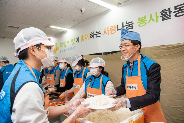 <사진설명> 방문규(오른쪽 첫번째) 수출입은행장이 설명절을 앞두고 21일 오후 서울역 인근 무료급식소 ‘따스한 채움터’에서 배식 봉사활동을 하고 있다.