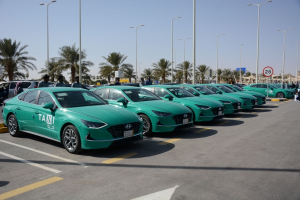 <사진 설명> 현대자동차, 사우디아라비아에 신형 쏘나타 공항 택시 대량 수주 현대자동차는 사우디아라비아 최대 운수기업 중 하나인 알 사프와(Al-Safwa)社에 신형 쏘나타 1,000대를 공항 택시로 공급하는 계약을 체결했다. 현대자동차가 지난달 22일 킹 칼리드(King Khalid) 국제공항에서 알 사프와社에 인도한 신형 쏘나타의 모습