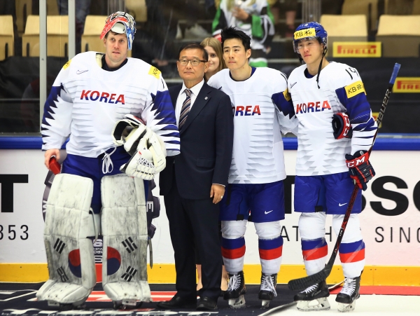 <사진설명> 국제아이스하키연맹(IIHF) 명예의 전당에 헌액된 정몽원 대한아이스하키협회 회장(왼쪽에서 2번째)이 대한민국 아이스하키 국가대표 선수들과 기념촬영을 하고 있다.