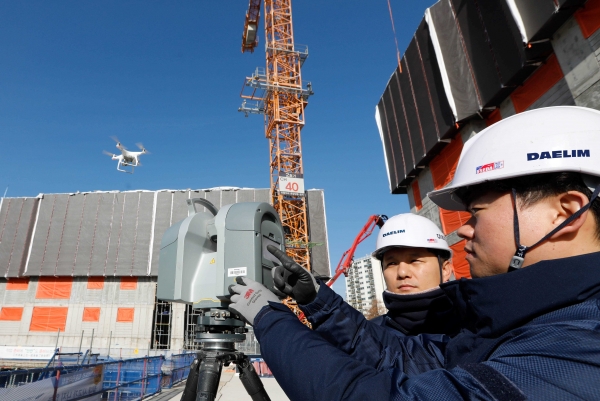 <사진 설명> 김포에서 건설중인 e편한세상 김포 로얄하임 현장에서 대림산업 직원들이 3D 스캐너와 드론을 활용하여 BIM 설계에 필요한 측량자료를 촬영하고 있다.