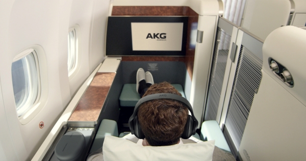 <사진 설명> 삼성전자 오디오 브랜드 AKG의 노이즈캔슬링 헤드폰 N700이 대한항공 퍼스트클래스 전용 공식 헤드폰으로 선정됐다. 사진은 AKG 헤드폰이 비치된 대한항공 퍼스트클래스 내부