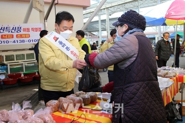 김산 무안군수, 지역경제 활성화를 위한 전통시장 맛보기