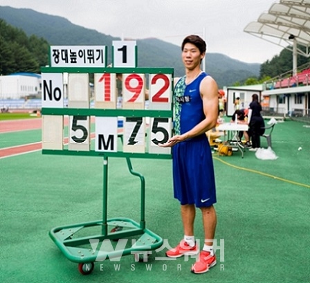 지난해 8월 2019태백전국실업육상대회에서 5m 75cm를 기록하며 자신의 한국신기록을 경신한 진민섭 선수의 모습