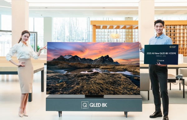 <사진설명> 삼성전자 모델이 2020년형 QLED 8K TV 사전판매 이벤트를 소개하고 있다.