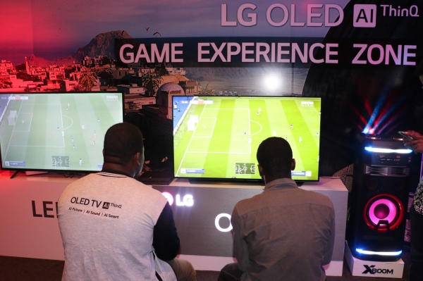 <사진설명> LG전자가 지난 주말 나이지리아 라고스 지역에서 LG 올레드 TV 게이밍 챌린지를 열었다. 행사장을 찾은 관람객들이 LG 올레드 TV 체험 공간에서 게임을 즐기고 있다.