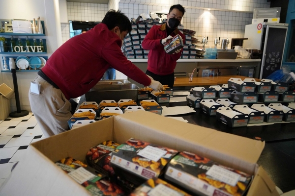 <사진설명> 제너시스BBQ패밀리들이 대구지역 의료 봉사자들에게 나눠 줄 치킨세트 준비하고 있다.