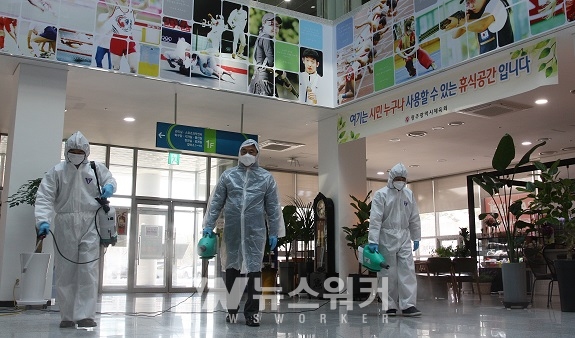 김창준 시체육회장과 임직원들이 20일 오전 광주시체육회관에서 코로나19 감염 확산방지를 위해 방역활동을 하고 있다.