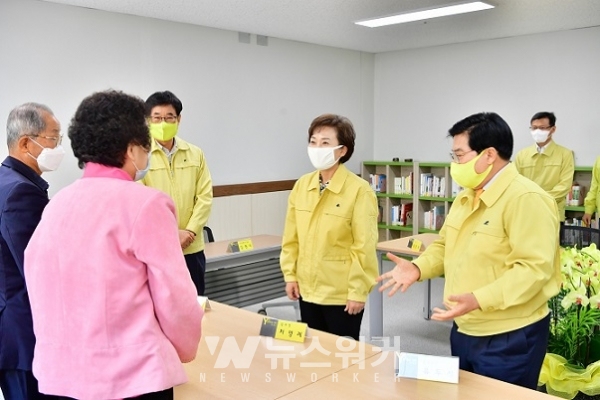김현미 장관이 1일 장성 누리타운을 방문해 입주자들과 만남을 가졌다