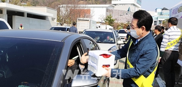 김영록 도지시가 도청 남악호수 F주차장에 차를 타고 쇼핑이 가능한 ‘드라이브 스루’ 매장에서 소비자에게 딸기를 판매하고 있다.