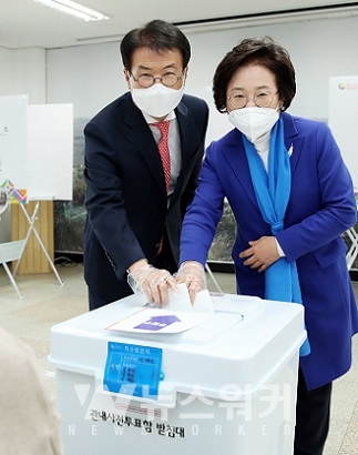 이승옥 강진군수가 부인 김운옥 여사와 함께 지난 10일 강진읍사무소에서 제21대 국회의원 선거 사전투표를 했다.