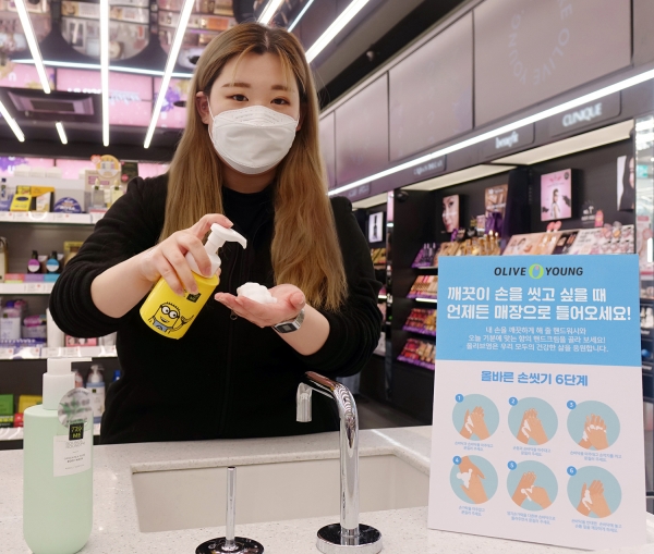 <사진설명> 지난 12일 '올리브영 홍대' 매장을 방문한 고객이 30초 손 씻기 캠페인에 참여하고 있는 모습