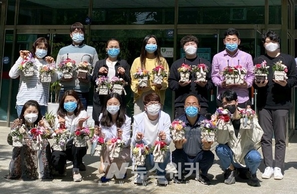 한국농어촌공사는 어버이날을 맞아 7일 지역 홀몸 어르신 160명에게 카네이션 꽃바구니를 전달했다