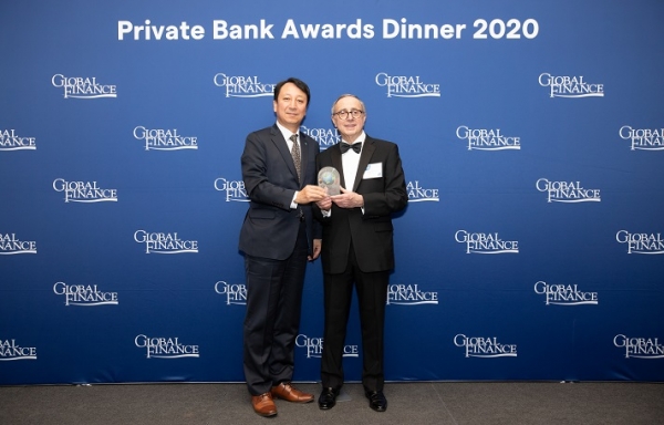 <사진설명> 지난 3월 5일 미국 뉴욕 하바드 클럽(Harvard Club)에서 개최된 'Best Private Bank Awards 2020' 시상식에서 이병현 하나은행 뉴욕지점장(사진 왼쪽)이 'Global Best Technology Solution for Private Banks'을 수상한 후 조셉 히라푸토(Joseph D. Giarraputo) 글로벌파이낸스 발행인 겸 편집장(사진 오른쪽)과 기념촬영을 하고 있다.