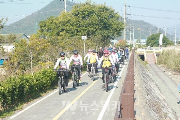 프로그램 참가자들이 자전거도로 위를 달리고 있다.