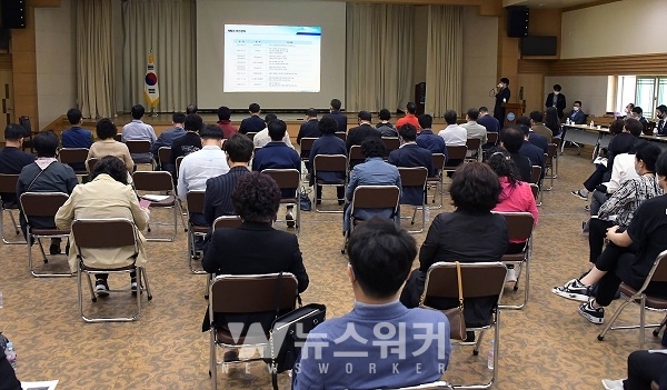 지난 21일 여수시청 회의실에서 열린 ‘2030 관광종합발전계획 수립용역 시민설명회’에서 서울시립대 산학협력단이 용역보고를 하고 있다.