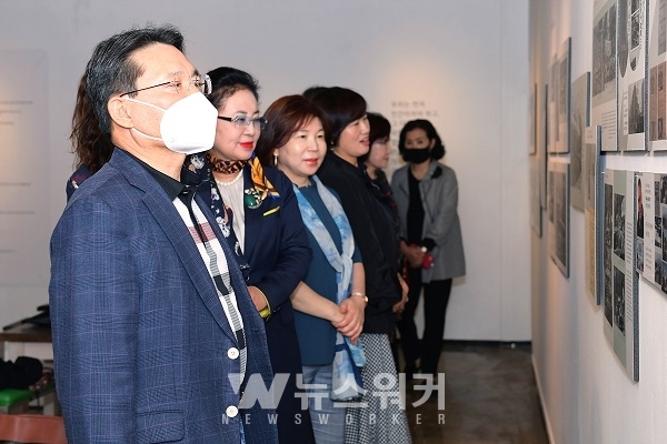 권오봉 여수시장이 지난 23일 갤러리노마드(관장 김상현)가 주관하는 ‘5.18 민주화운동 40주년 기념사진 전시회’에 참석해 작품을 감상하고 있다.