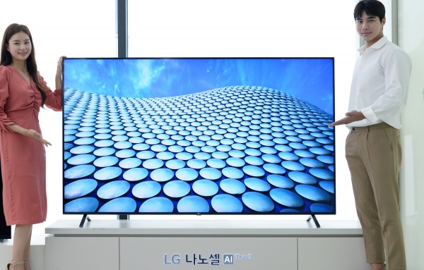 <사진설명> LG전자가 65형 화면에 8K 해상도를 구현한 나노셀 TV 신제품 2종을 출시한다. LG 나노셀 TV는 약 1나노미터 크기 입자를 활용해 색 표현력을 높이는 기술이 적용됐다. 모델들이 나노셀 TV를 소개하고 있다.