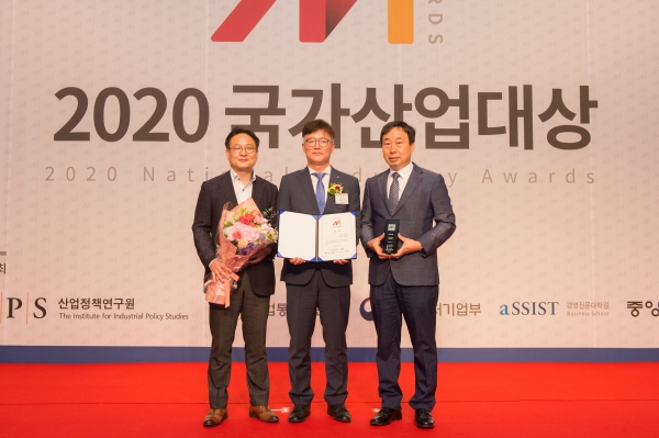 한국가스공사, 2020 국가산업대상 동반성장 부문 대상 수상 (가운데 김환용 가스공사 상생협력본부장)