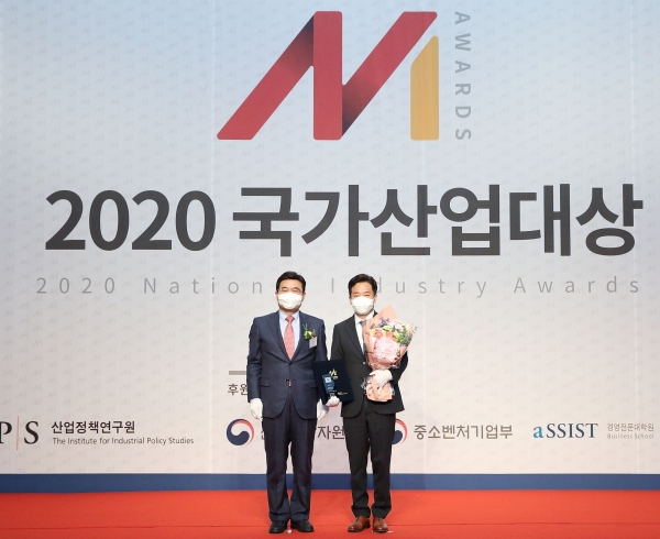 <사진설명> 한국맥도날드가 2020 국가산업대상 고용친화 부문에서 수상을 했다. 한국맥도날드 양형근 이사(오른쪽)와 산업정책연구원 박기찬 원장(왼쪽)이 시상식에서 기념 촬영을 하고 있는 모습