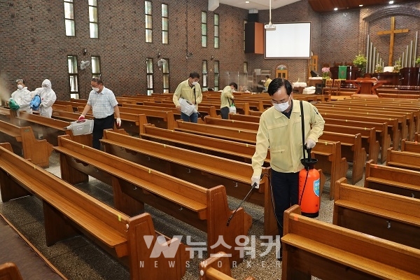 김삼호 구청장과 공무원들이 4일 관내 종교단체를 방문해 방역활동을 하고 있다.