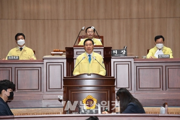 김용집 의원이 제8대 광주광역시의회 후반기 의장에 선출돼 인사말을 하고 있다.