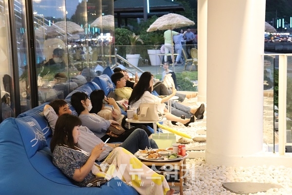 대반동 스카이워크 카페에서 바다를 보며 휴식을 취하는 관광객들