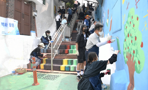 <사진설명> 배다리 마을 벽화 봉사활동 모습