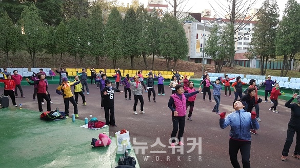 생활체육 광장 사업에 참여해 운동하는 시민들(코로나19 사태가 발생하기 전 모습)