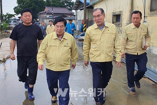 8일 유두석 장성군수(좌)와 이개호 국회의원이 수해지역 현장 점검에 나섰다.