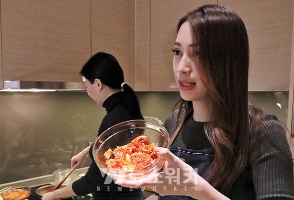 ‘슬기로운 한식생활’ 왕홍의 김치전 요리 시연모습