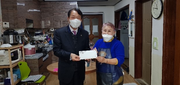 호남직업전문학교 김윤세 이사장이 광주이주 고려인동포들의 안정된 정착을 지원하기 위해 후원금 200만원을 고려인마을에 전달했다. 사진-고려인마을 제공