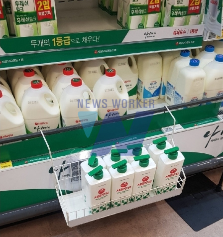 홈플러스 우유진열코너에 서울우유 우유팩 디자인과 흡사한 바디워시과 진열되어 있어 혼동을 일으킬 수 있다는 의견들이 나오고 있다. <사진_인터넷 커뮤니티>