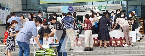 인천 부평구청 앞 광장에서 농특산물 직거래 판매 행사가 진행 중인 모습