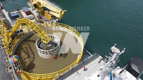 사진=LS전선의 해저 케이블이 강원도 동해항에서 선적되고 있다