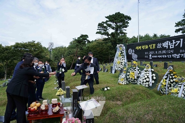 더불어민주당 유력 대권주자인 이재명 경기도지사의 부인 김혜경 여사가 9월 25일 광주 망월동 민족민주열사묘역에서 열린 ‘백남기 농민 5주기 추모식’에 참석했다.