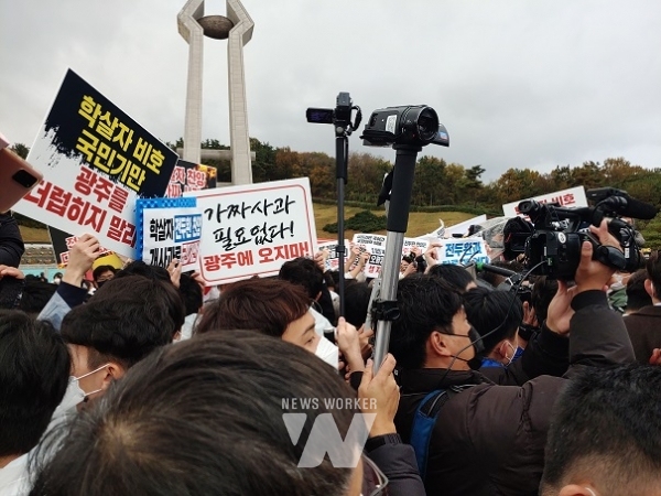 윤석열 후보가 10 오후 4시 5·18 민주묘지에 헌화·분향하려 했으나 오월어머니들과 대학생, 시민단체들이 극렬하게 반대하고 있다.