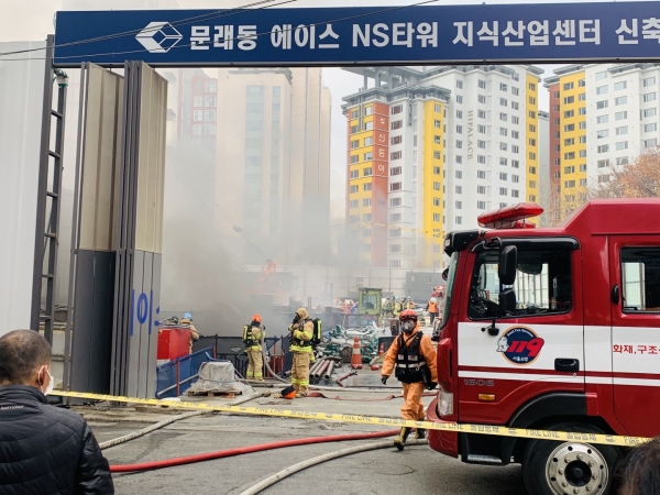 사진='문래동 에이스 NS타워 지식산업센터' 화재사고 진압하는 모습/사진_이병우기자