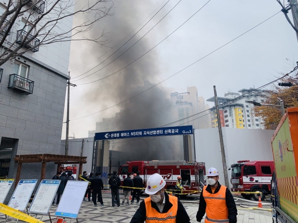 사진='문래동 에이스 NS타워 지식산업센터' 화재사고로 검은연기가 치솟는 모습/사진_이병우기자
