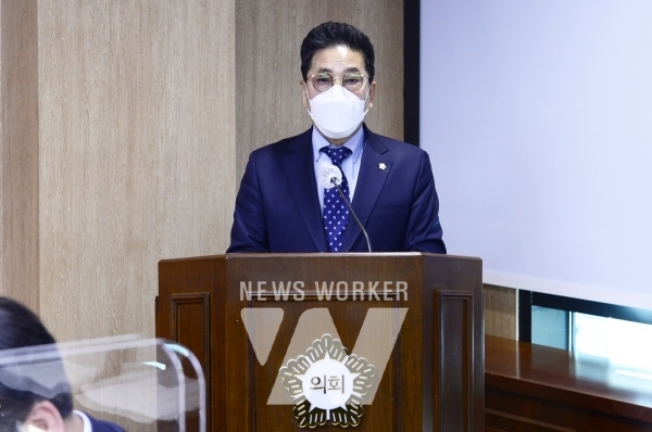 제300회 제2차 정례회 사회도시위원회 회의 중 김태영 의원이 발언을 하고 있다.